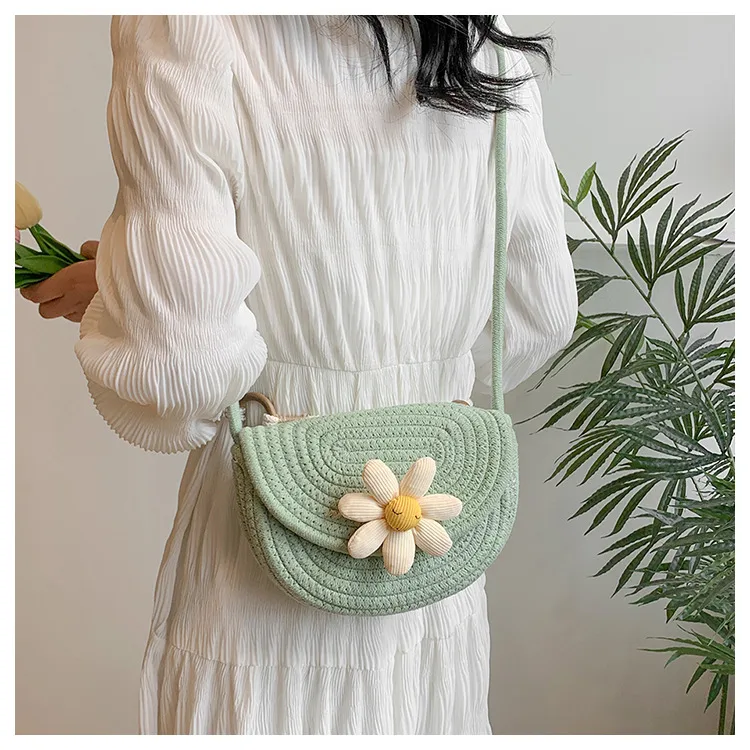 Small Fresh Style Woven Mobile Phone Bag Women's  Summer New Style Straw Woven Bag Stylist All-match Holiday Shoulder Crossbody Beach Bag display picture 4