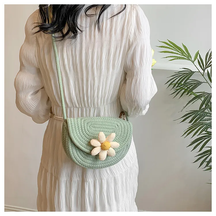 Small Fresh Style Woven Mobile Phone Bag Women's  Summer New Style Straw Woven Bag Stylist All-match Holiday Shoulder Crossbody Beach Bag display picture 5