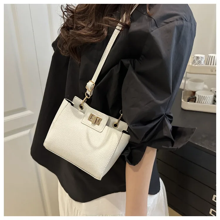 Vintage Small Crowdbag Women's  Summer New Fashionable Texturized Portable Shoulder Bag Casual Simple Crossbody Bag display picture 1