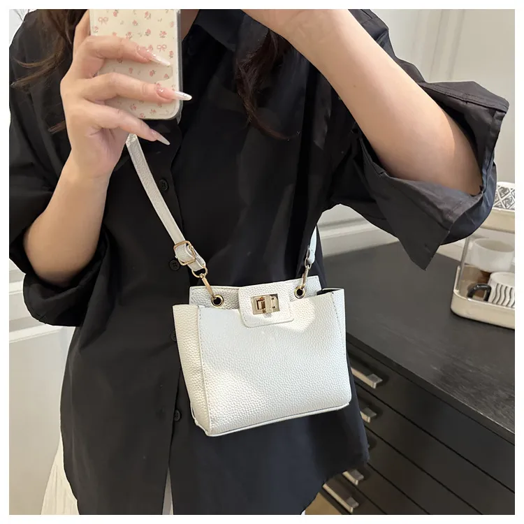 Vintage Small Crowdbag Women's  Summer New Fashionable Texturized Portable Shoulder Bag Casual Simple Crossbody Bag display picture 2