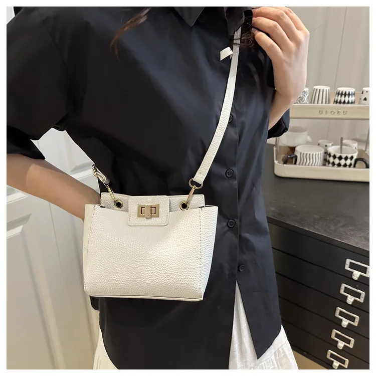 Vintage Small Crowdbag Women's  Summer New Fashionable Texturized Portable Shoulder Bag Casual Simple Crossbody Bag display picture 3