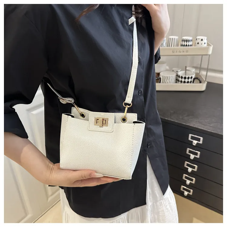Vintage Small Crowdbag Women's  Summer New Fashionable Texturized Portable Shoulder Bag Casual Simple Crossbody Bag display picture 4