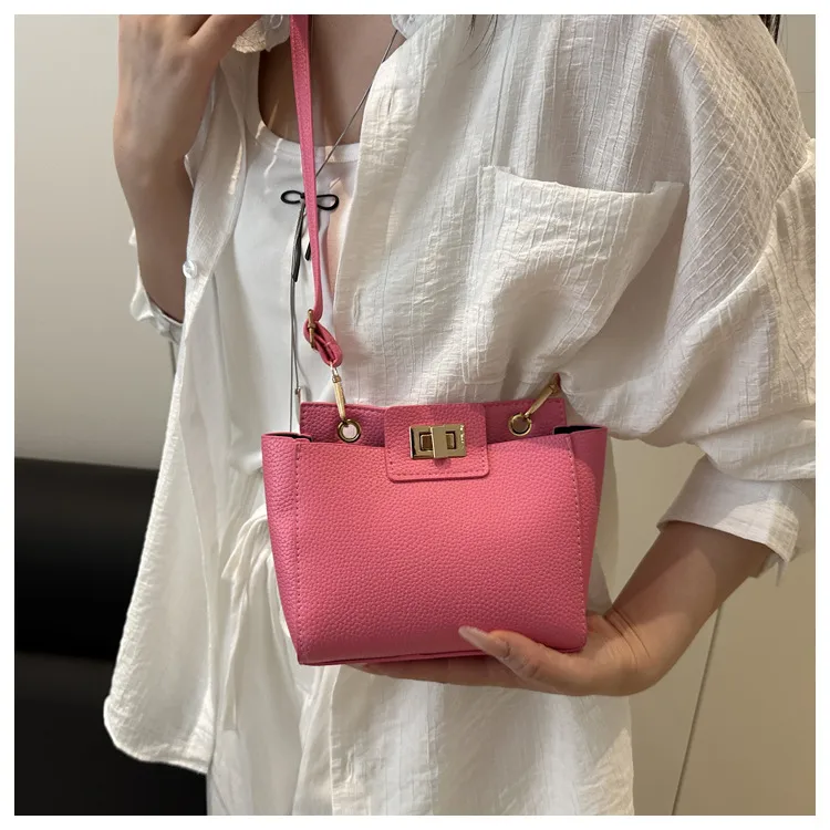 Vintage Small Crowdbag Women's  Summer New Fashionable Texturized Portable Shoulder Bag Casual Simple Crossbody Bag display picture 5