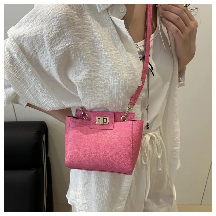 Vintage Small Crowdbag Women's  Summer New Fashionable Texturized Portable Shoulder Bag Casual Simple Crossbody Bag display picture 6