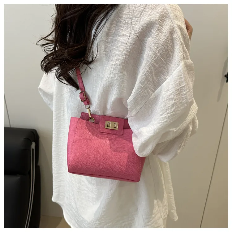 Vintage Small Crowdbag Women's  Summer New Fashionable Texturized Portable Shoulder Bag Casual Simple Crossbody Bag display picture 7