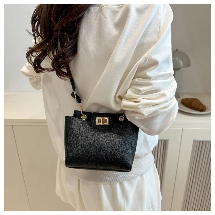 Vintage Small Crowdbag Women's  Summer New Fashionable Texturized Portable Shoulder Bag Casual Simple Crossbody Bag display picture 9