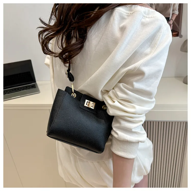 Vintage Small Crowdbag Women's  Summer New Fashionable Texturized Portable Shoulder Bag Casual Simple Crossbody Bag display picture 10