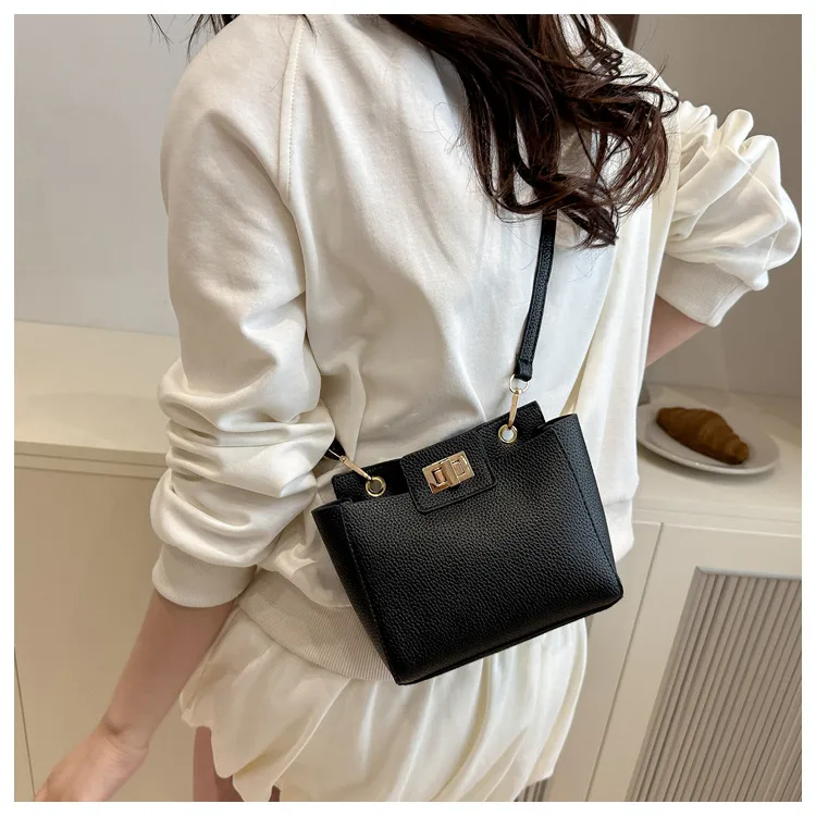 Vintage Small Crowdbag Women's  Summer New Fashionable Texturized Portable Shoulder Bag Casual Simple Crossbody Bag display picture 11