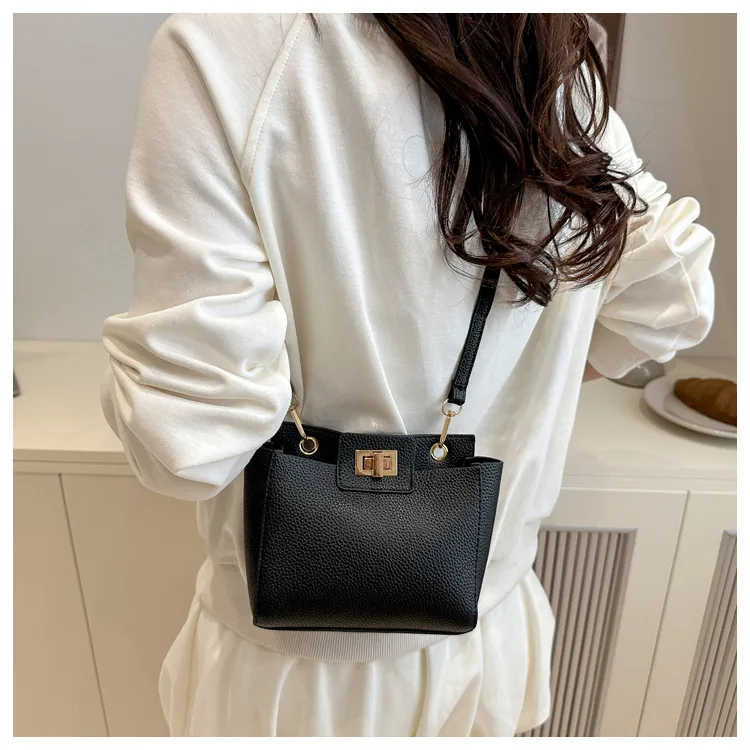 Vintage Small Crowdbag Women's  Summer New Fashionable Texturized Portable Shoulder Bag Casual Simple Crossbody Bag display picture 12
