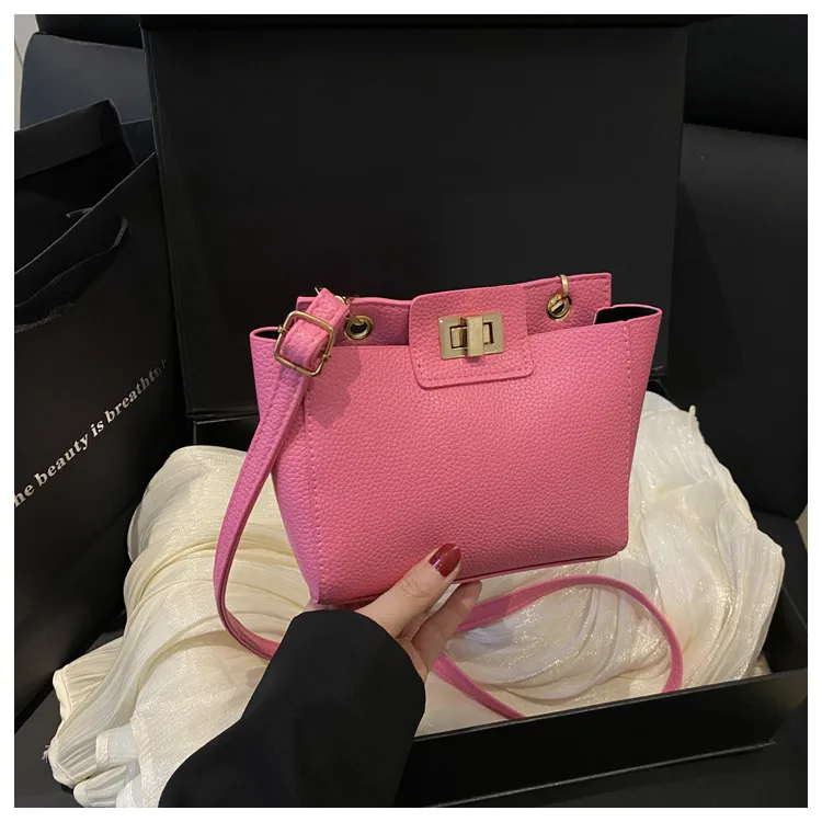 Vintage Small Crowdbag Women's  Summer New Fashionable Texturized Portable Shoulder Bag Casual Simple Crossbody Bag display picture 14
