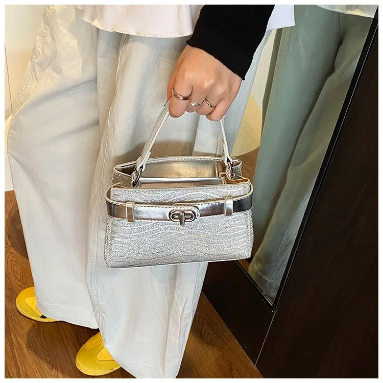 Women's Pu Leather Solid Color Elegant Streetwear Square Magnetic Buckle Shoulder Bag display picture 6