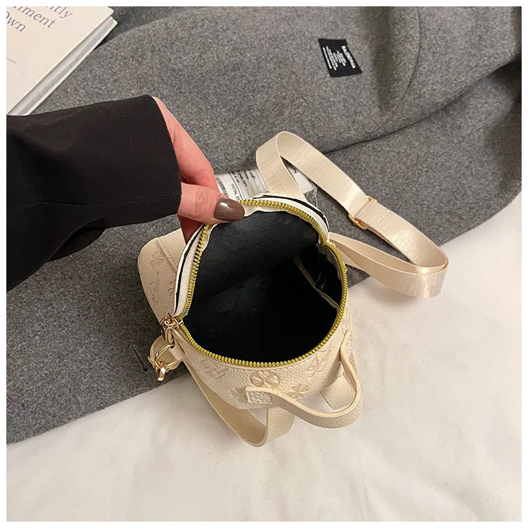 Children's Bag All-match Retro Fashionable Simple Portable Bucket Bag New Style Niche Wide Shoulder Strap Mini Crossbody Small Bag display picture 8