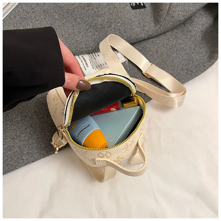 Children's Bag All-match Retro Fashionable Simple Portable Bucket Bag New Style Niche Wide Shoulder Strap Mini Crossbody Small Bag display picture 9