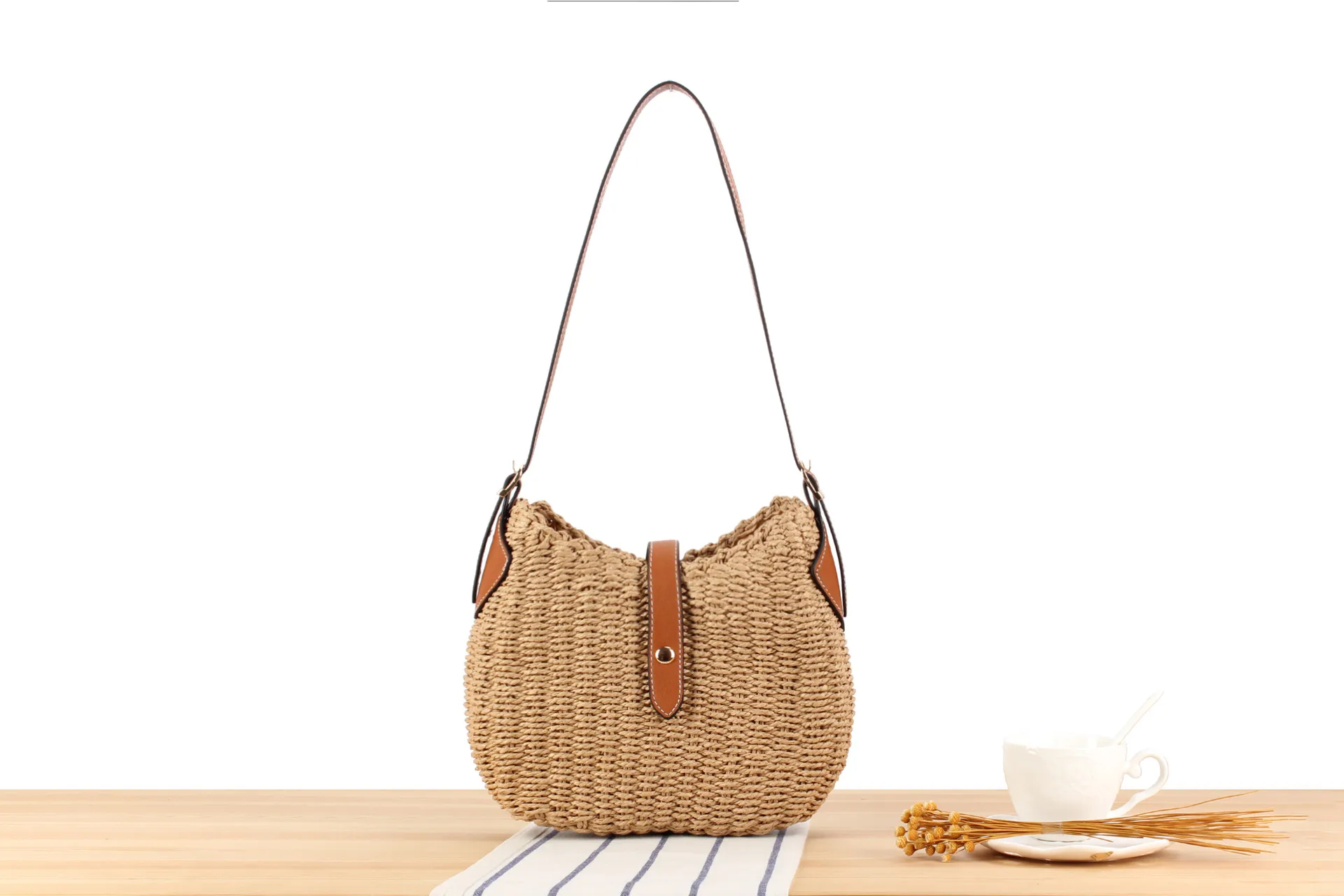 New Spring And Summer Fresh Straw Woven Bag Niche Design Woven Bag Casual All-match Beach Handmade Women's Bag display picture 1