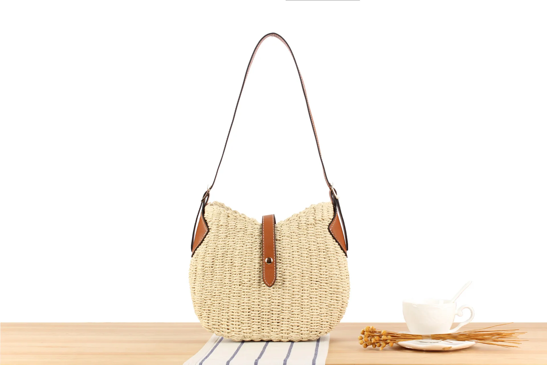 New Spring And Summer Fresh Straw Woven Bag Niche Design Woven Bag Casual All-match Beach Handmade Women's Bag display picture 2