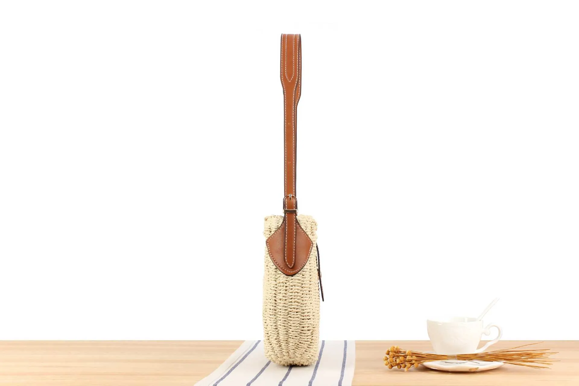 New Spring And Summer Fresh Straw Woven Bag Niche Design Woven Bag Casual All-match Beach Handmade Women's Bag display picture 4