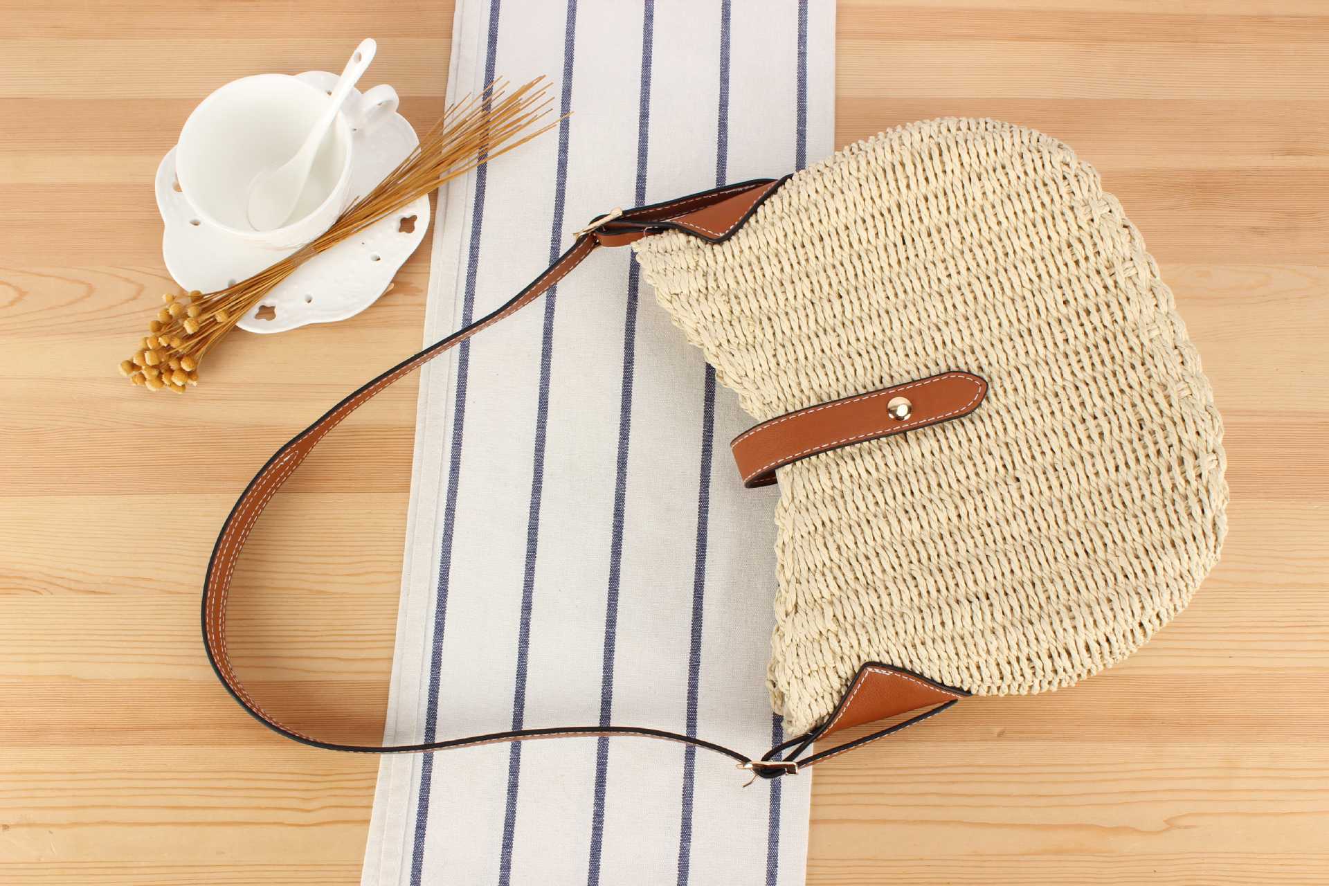 New Spring And Summer Fresh Straw Woven Bag Niche Design Woven Bag Casual All-match Beach Handmade Women's Bag display picture 5