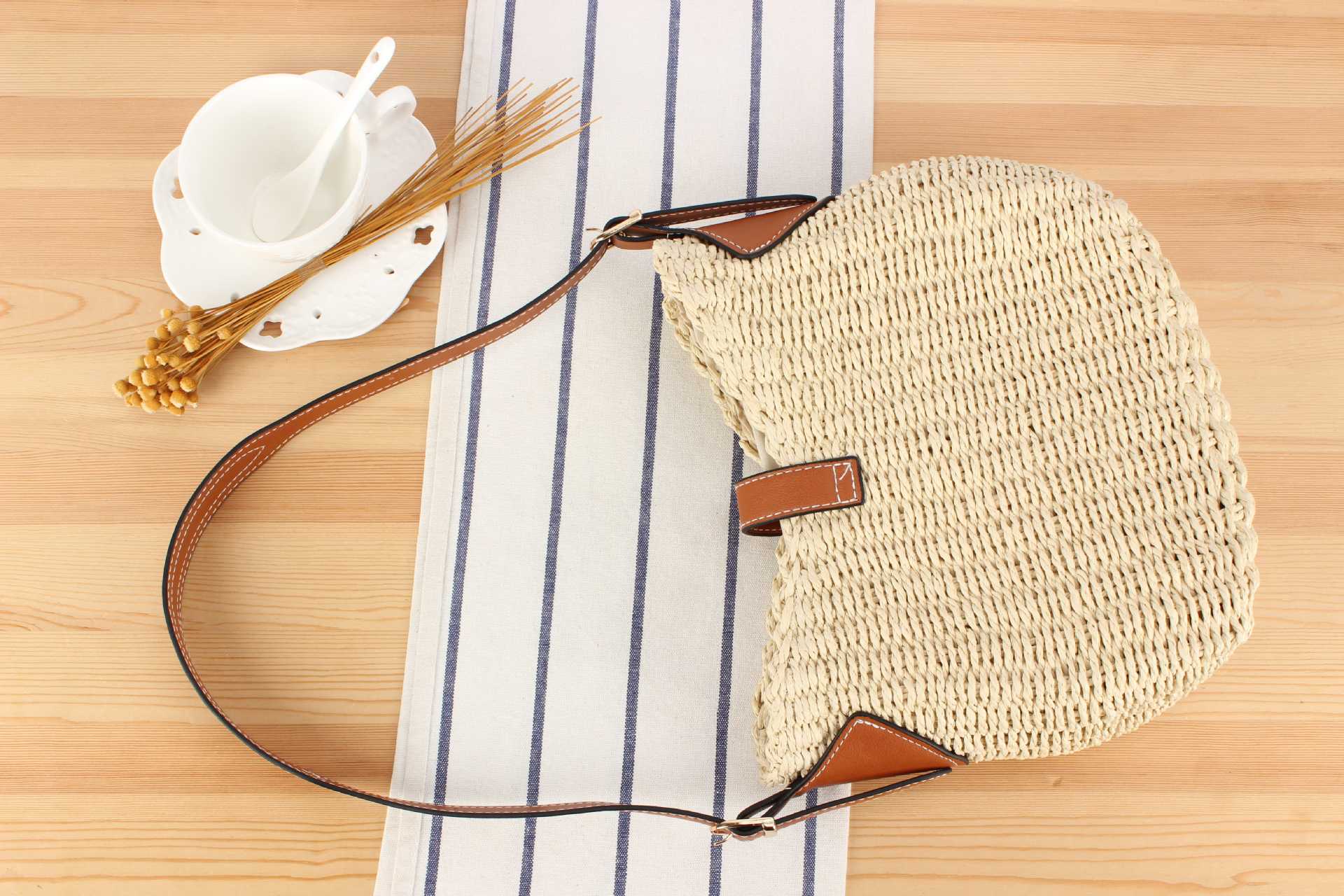 New Spring And Summer Fresh Straw Woven Bag Niche Design Woven Bag Casual All-match Beach Handmade Women's Bag display picture 6