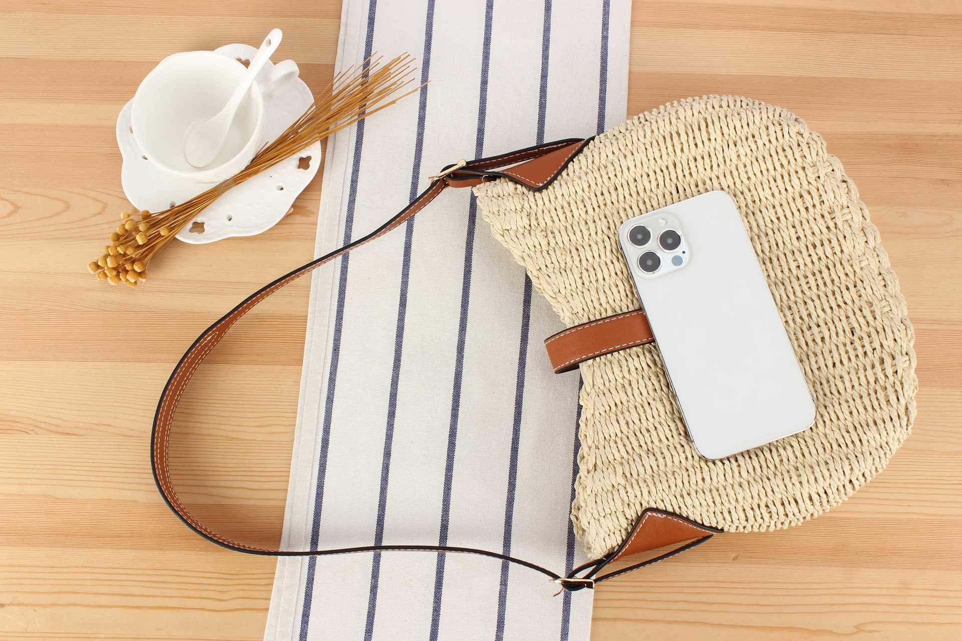 New Spring And Summer Fresh Straw Woven Bag Niche Design Woven Bag Casual All-match Beach Handmade Women's Bag display picture 7