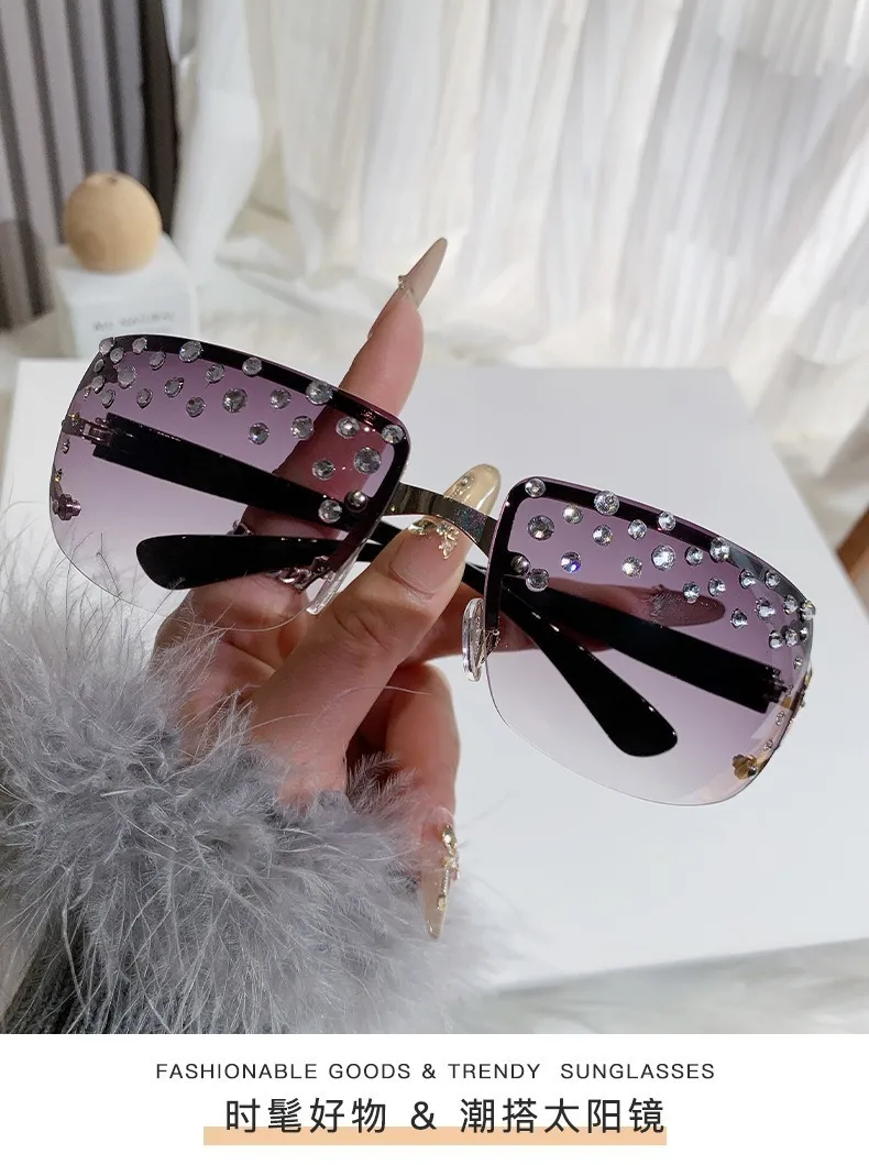 French Retro Y2K Millennium Spice Girls Sunglasses Women's Frameless Diamond-encrusted Technology Accessories Ins Niche Sunglasses display picture 1