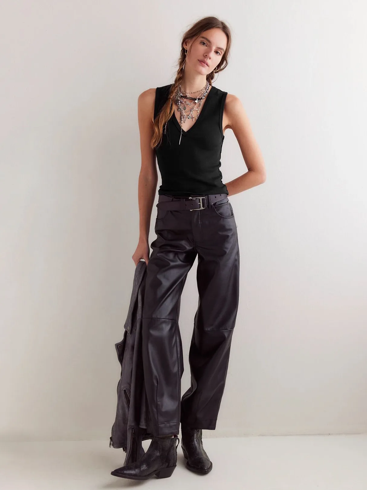 Foreign Trade  New  Fashion V-neck Solid Color Sleeveless Rib All-match High-end Vest Top For Women display picture 19
