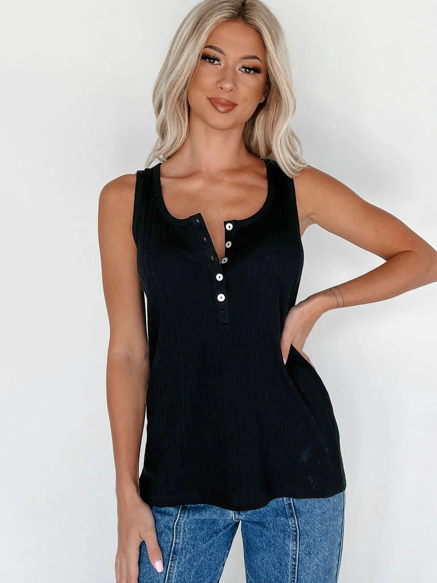 Summer New  Knitted Sleeveless Women's  Pit Strip Elegant Commuter Style Button Top  Vest Women display picture 4