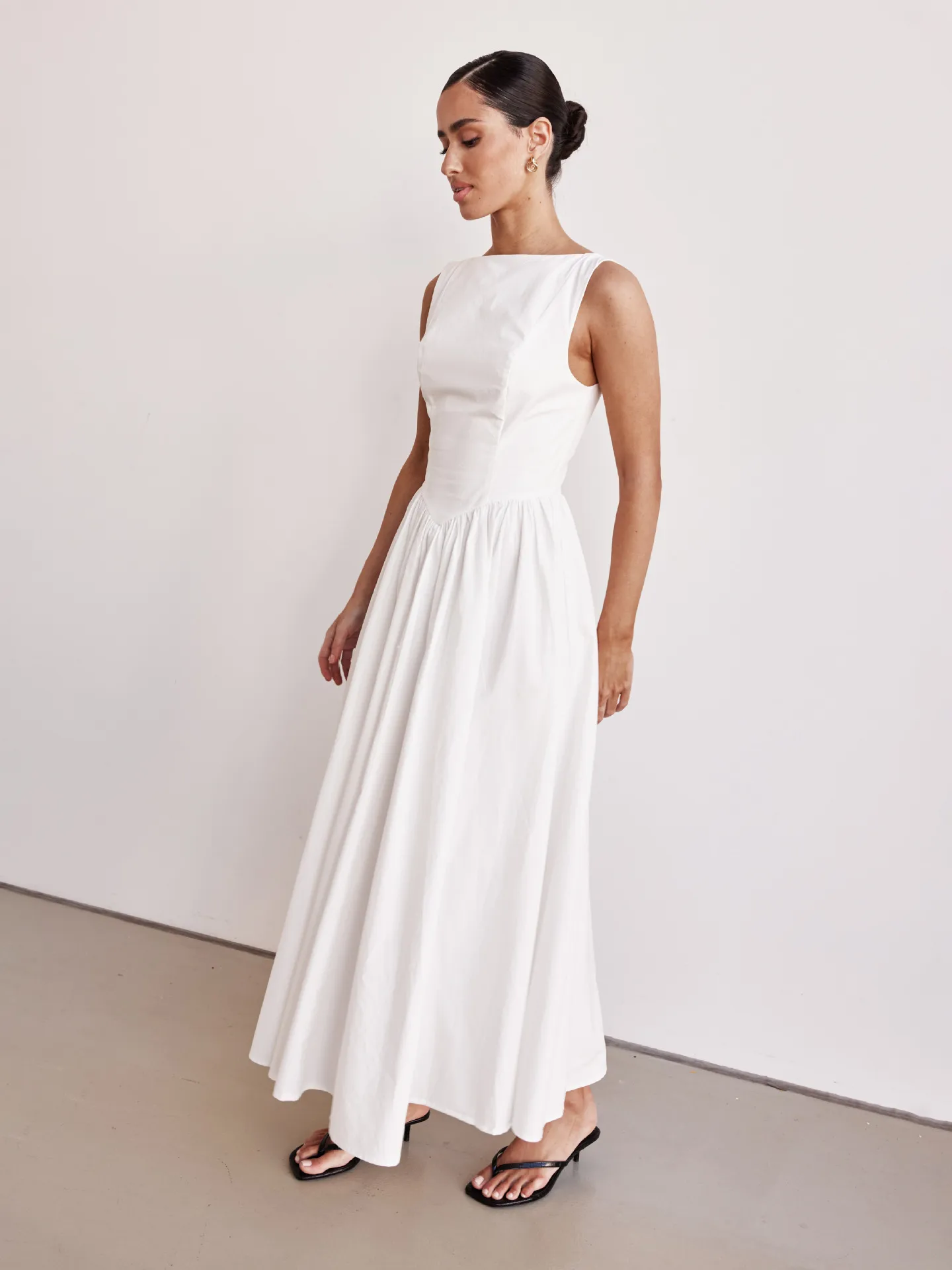 New Spring And Summer   Foreign Trade Women's Clothing  Backless Pleated Solid Color Sleeveless Dress Women display picture 3