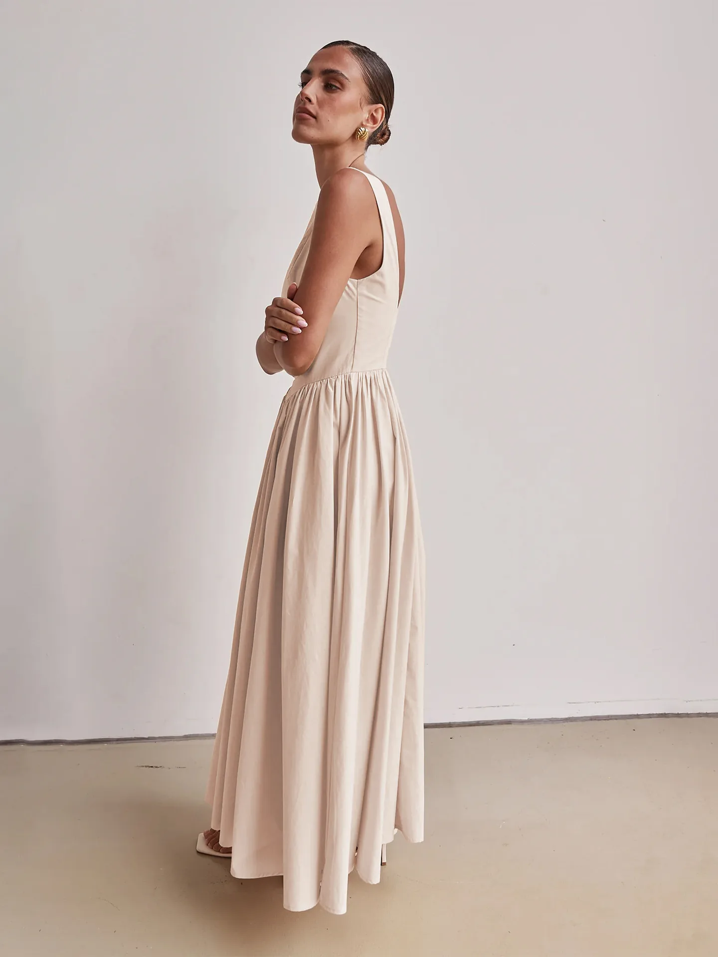 New Spring And Summer   Foreign Trade Women's Clothing  Backless Pleated Solid Color Sleeveless Dress Women display picture 10
