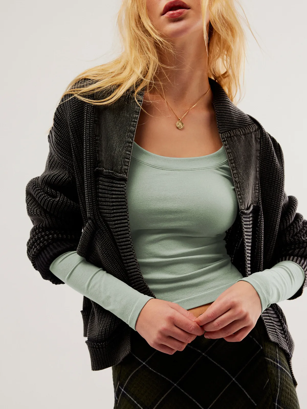 Style Explosions Temperament Commuter Pullover Slim-looking Round Neck Top Chic Slim-fit All-match Base Inner Women's Top display picture 6