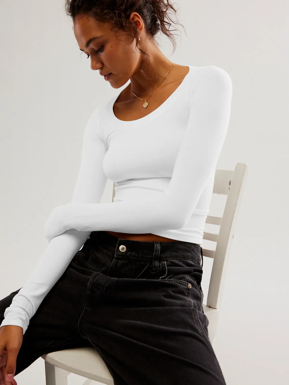 Style Explosions Temperament Commuter Pullover Slim-looking Round Neck Top Chic Slim-fit All-match Base Inner Women's Top display picture 29