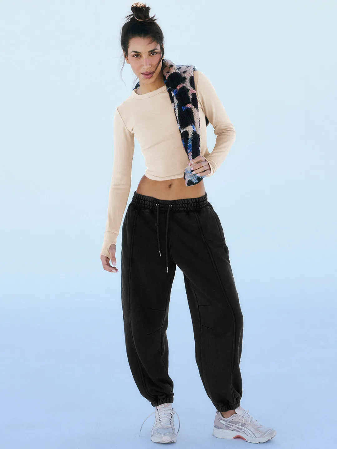 Explosions Solid Color Rib Arc Set Finger Shoulder T-Shirt Women's Summer Y2K Women's Sports Navel Hot Girl Top display picture 6