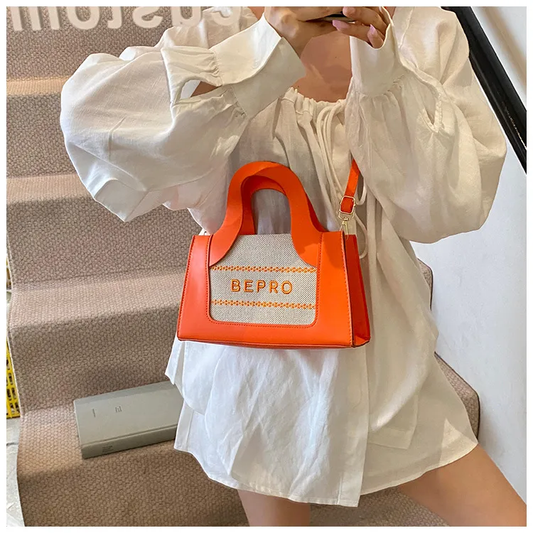 Trendy Small Square Bag  Fashion Shoulder Bag Letter Printing Women's Bag New Simple Handbag  Crossbody Bag display picture 3