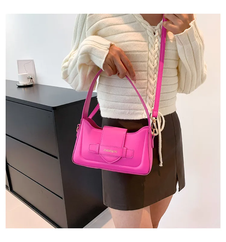 Niche Design Underarm Bag For Women  Autumn And Winter New Commuter Bag Simple Personality Shoulder Messenger Bag For Women display picture 7