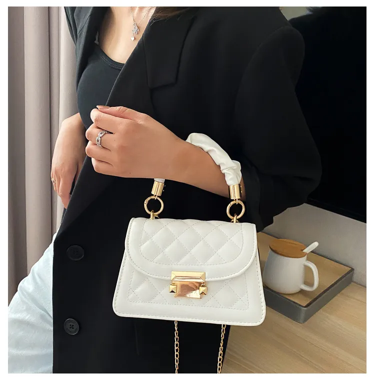Popular All-Matching Ins Women's Bag 2022 Popular New Trendy Fashion Chain Crossbody Internet Celebrity Hand-Carrying Small Square Bag display picture 1