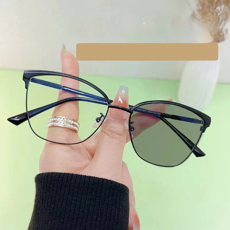 95201 Smart Color-changing Anti-blue-ray Glasses Women's  Retro Cat-shaped Frame Light-sensitive Gray-changing Proximity Glasses display picture 2