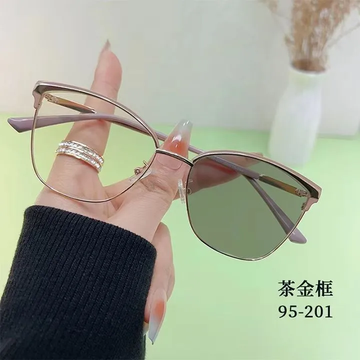 95201 Smart Color-changing Anti-blue-ray Glasses Women's  Retro Cat-shaped Frame Light-sensitive Gray-changing Proximity Glasses display picture 3