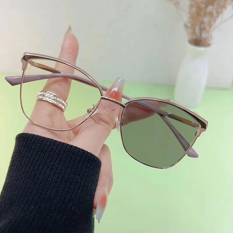 95201 Smart Color-changing Anti-blue-ray Glasses Women's  Retro Cat-shaped Frame Light-sensitive Gray-changing Proximity Glasses display picture 4