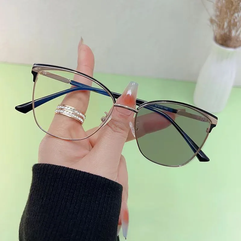 95201 Smart Color-changing Anti-blue-ray Glasses Women's  Retro Cat-shaped Frame Light-sensitive Gray-changing Proximity Glasses display picture 5