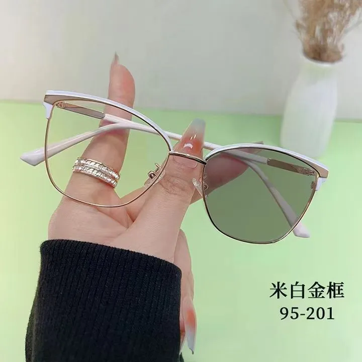 95201 Smart Color-changing Anti-blue-ray Glasses Women's  Retro Cat-shaped Frame Light-sensitive Gray-changing Proximity Glasses display picture 6