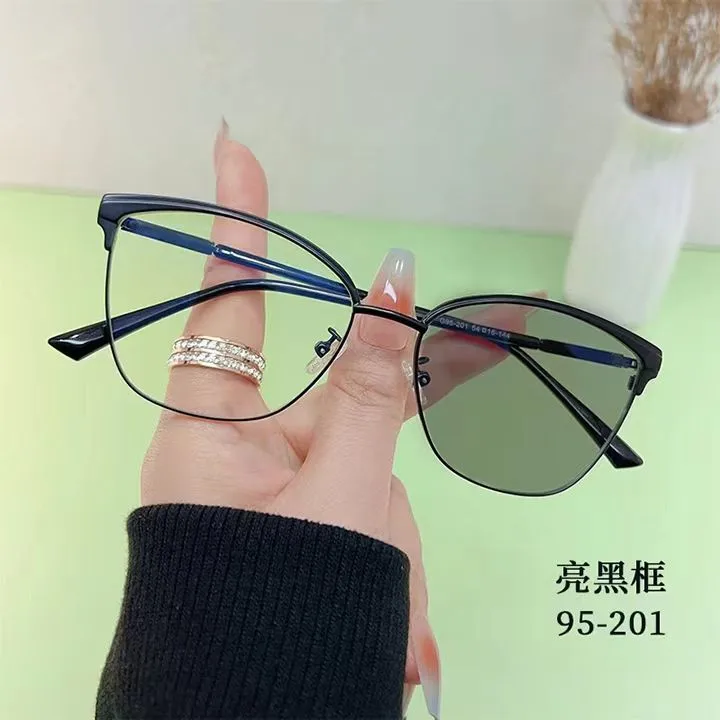 95201 Smart Color-changing Anti-blue-ray Glasses Women's  Retro Cat-shaped Frame Light-sensitive Gray-changing Proximity Glasses display picture 7