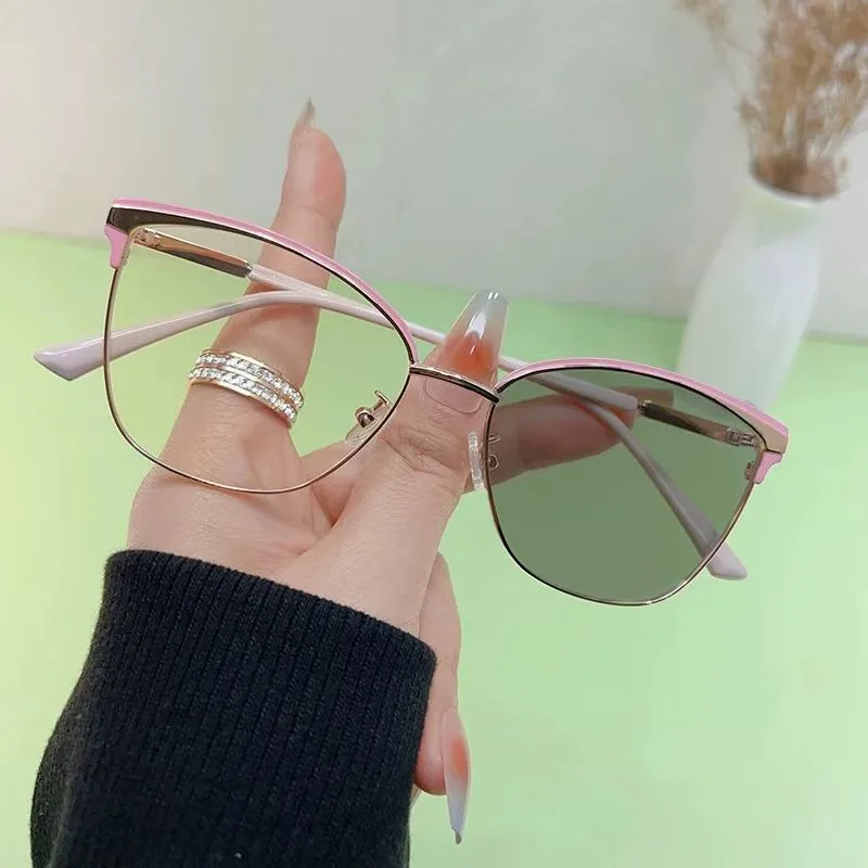 95201 Smart Color-changing Anti-blue-ray Glasses Women's  Retro Cat-shaped Frame Light-sensitive Gray-changing Proximity Glasses display picture 8