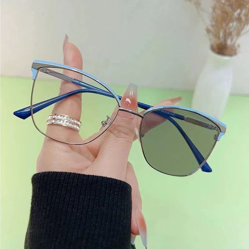 95201 Smart Color-changing Anti-blue-ray Glasses Women's  Retro Cat-shaped Frame Light-sensitive Gray-changing Proximity Glasses display picture 9