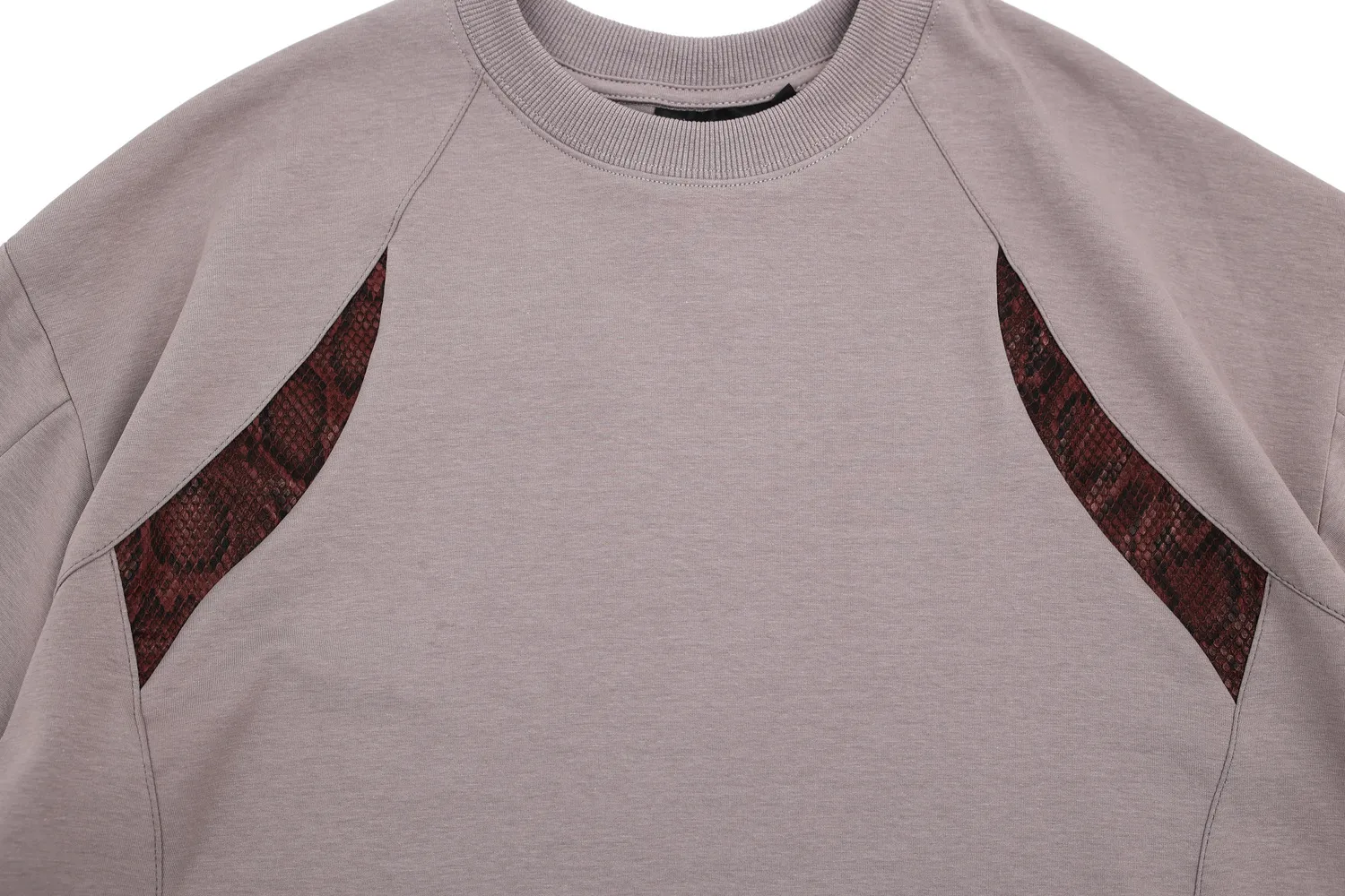 Jiayiku Men's  Summer New Niche Personality Python Pattern Stitching T-shirt Men's Short-sleeved Trendy Men's High-end Sense display picture 7