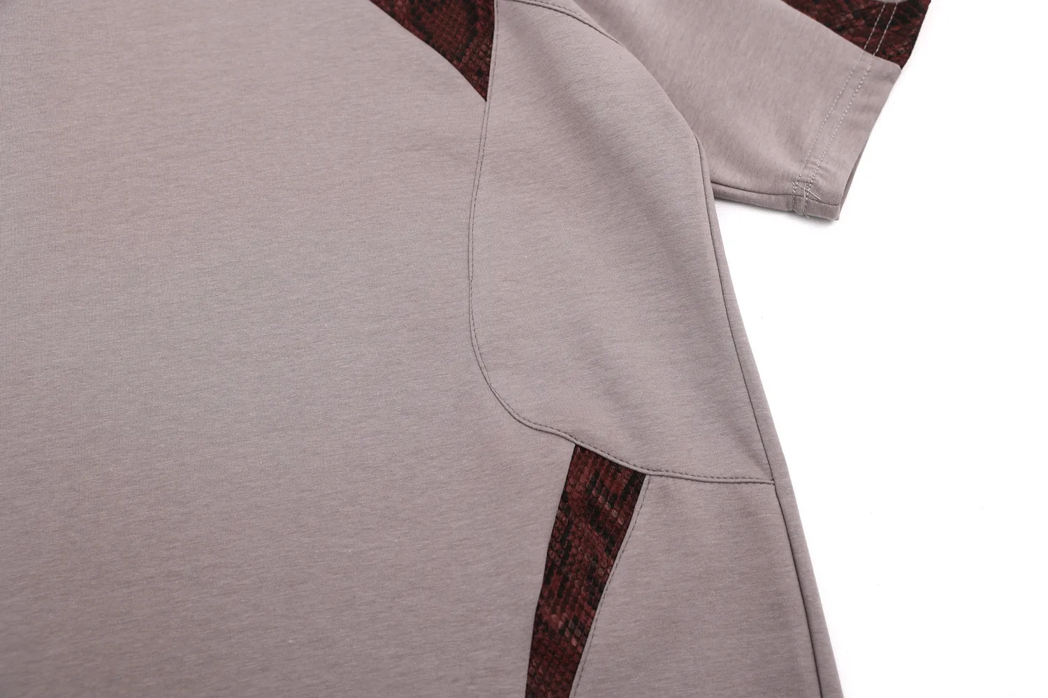 Jiayiku Men's  Summer New Niche Personality Python Pattern Stitching T-shirt Men's Short-sleeved Trendy Men's High-end Sense display picture 9