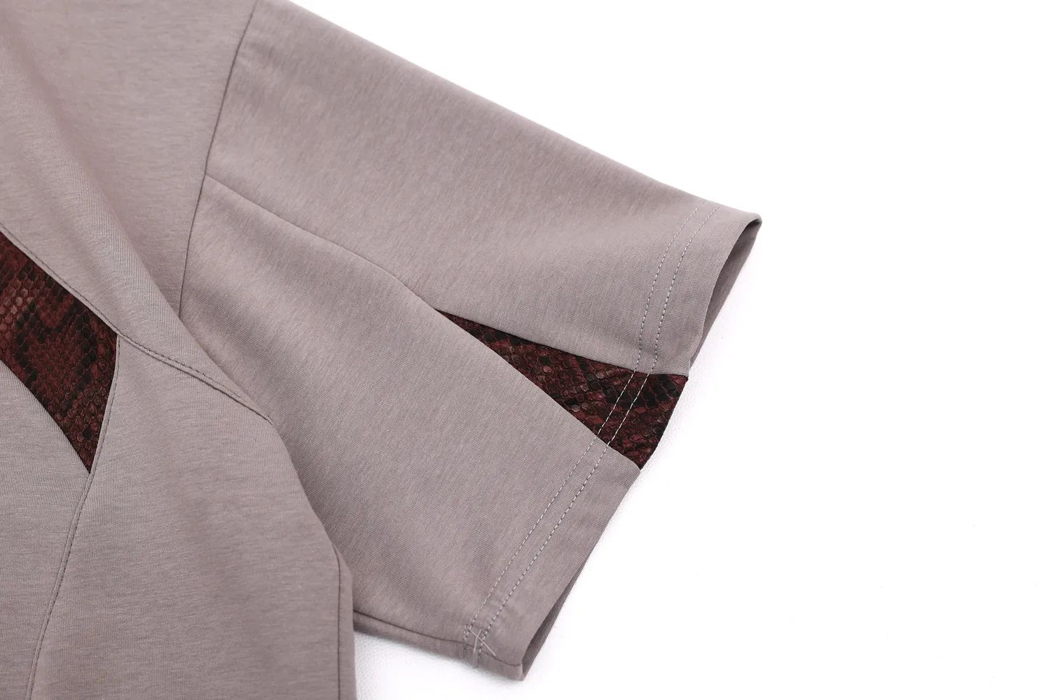 Jiayiku Men's  Summer New Niche Personality Python Pattern Stitching T-shirt Men's Short-sleeved Trendy Men's High-end Sense display picture 10