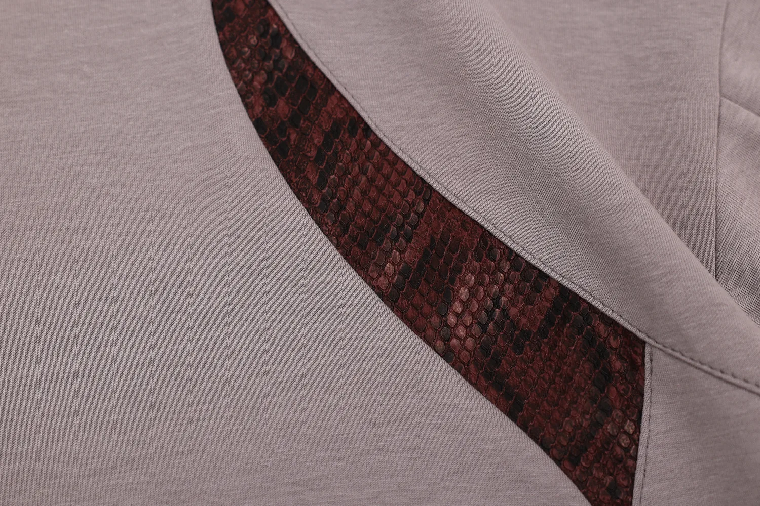 Jiayiku Men's  Summer New Niche Personality Python Pattern Stitching T-shirt Men's Short-sleeved Trendy Men's High-end Sense display picture 12