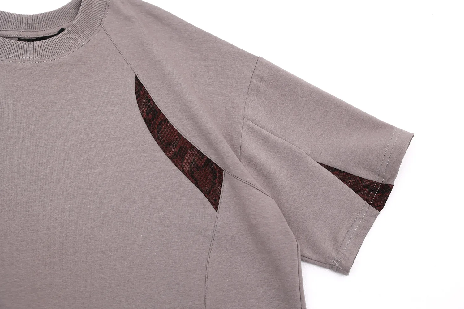 Jiayiku Men's  Summer New Niche Personality Python Pattern Stitching T-shirt Men's Short-sleeved Trendy Men's High-end Sense display picture 13
