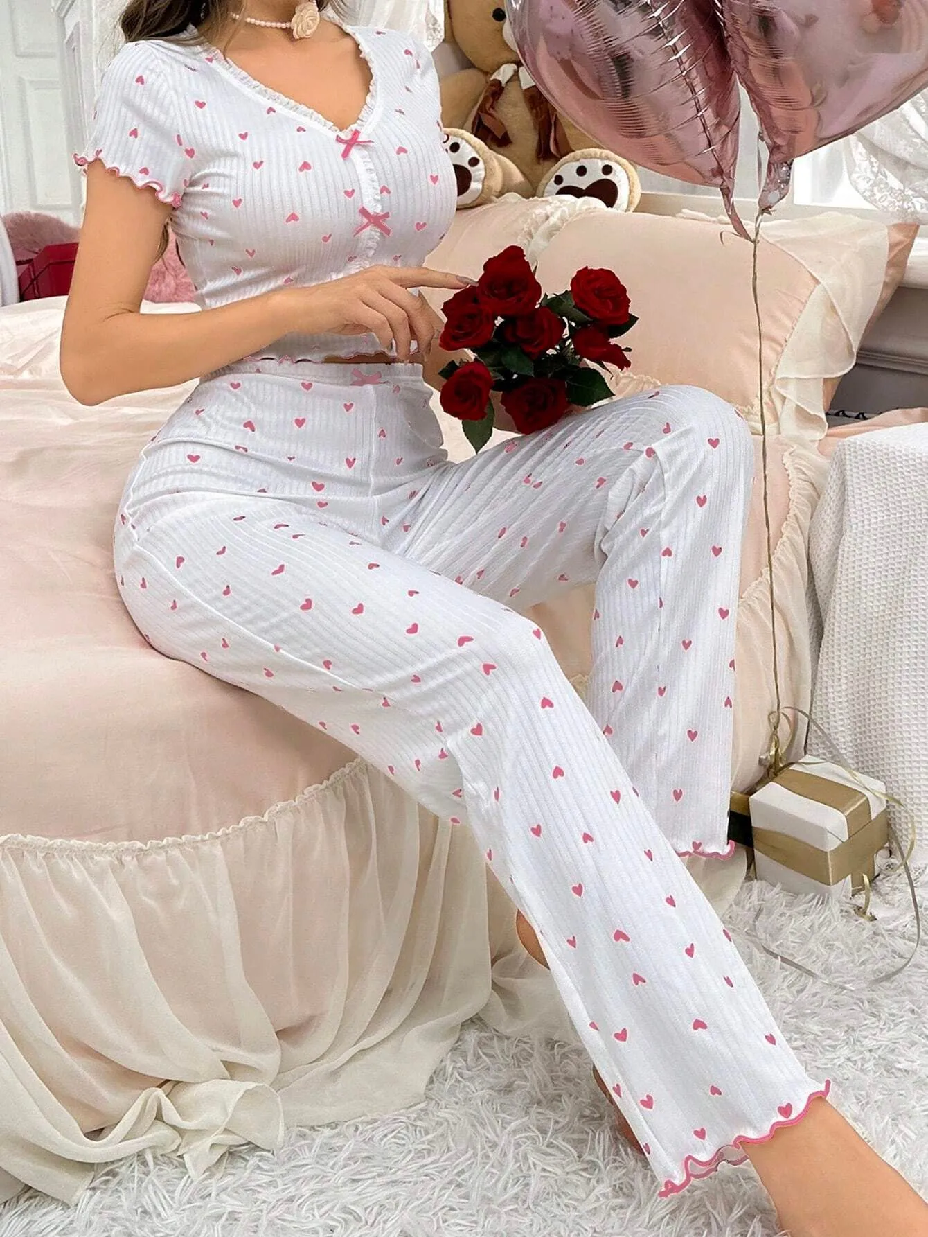 Hot-selling Home Clothes Printed Love V-neck Short-sleeved Pajamas Women's Outer Wearing Pants Two-piece Suit display picture 5