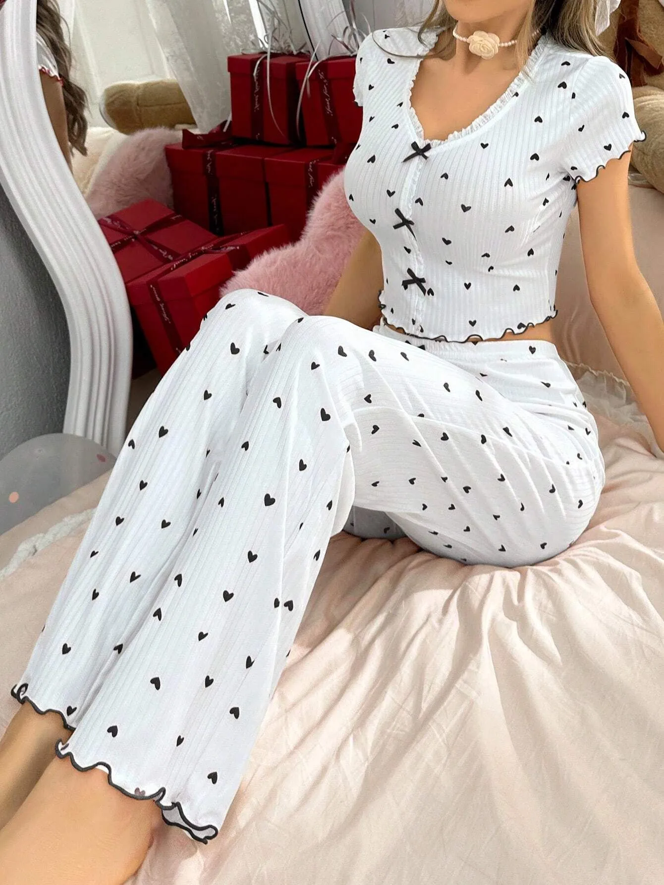 Hot-selling Home Clothes Printed Love V-neck Short-sleeved Pajamas Women's Outer Wearing Pants Two-piece Suit display picture 9