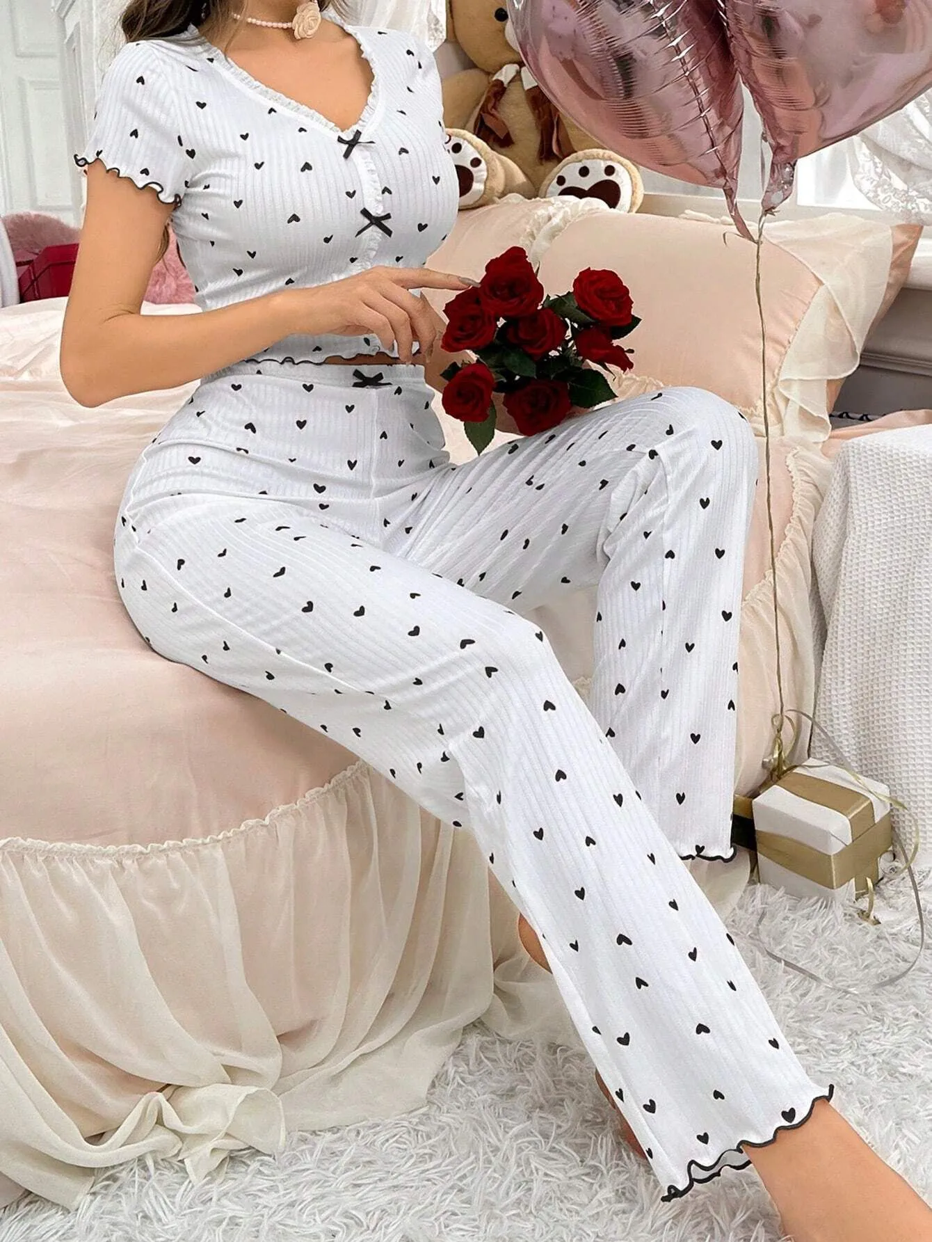 Hot-selling Home Clothes Printed Love V-neck Short-sleeved Pajamas Women's Outer Wearing Pants Two-piece Suit display picture 11
